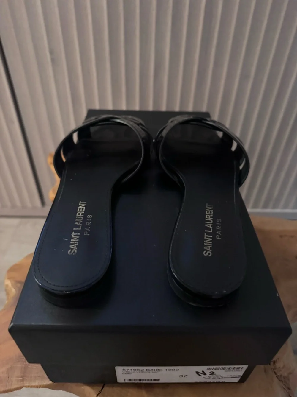 SAINT LAURENT
Tribute Nu Pieds Patent Leather Flat Sandals - Picture 9 of 13